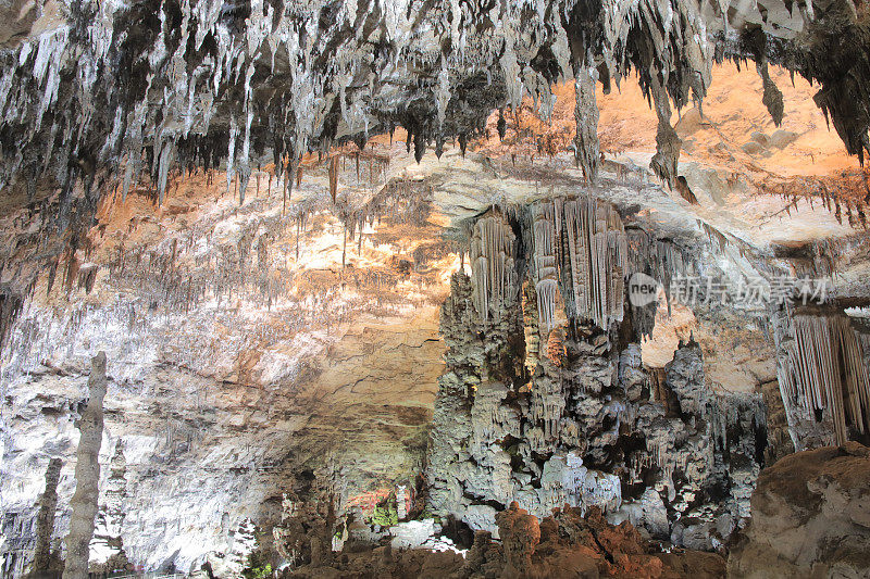 阿尔及利亚特莱姆森Beni Add洞穴(Les Grottes de Beni Add)内的石笋